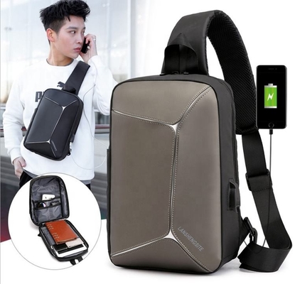 Túi đeo chéo nam PU dành cho nam giới Túi đeo chéo không thấm nước với cáp USB BSCI
